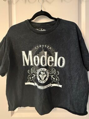Modelo Graphic Tee